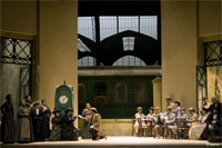 FOTO 1 â€“ Il  primo atto, un momento d'insieme - Recensione opera Manon Lescaut teatro Giglio Lucca