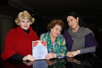 Fiorenza Cossotto con Marina Petrova che mostrano il diploma di New Opera Ischia