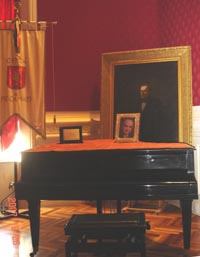 Pianoforte di Beniamino Gigli donato dalla figlia Rina