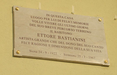 Targa alla memoria, esposta davanti alla casa in cui è morto Ettore Bastianini